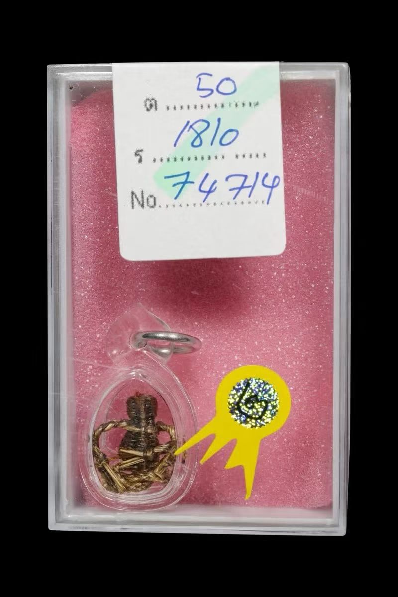 Hoon Payon 護身人形置於透明水滴形外殼，保存盒手寫編號74714