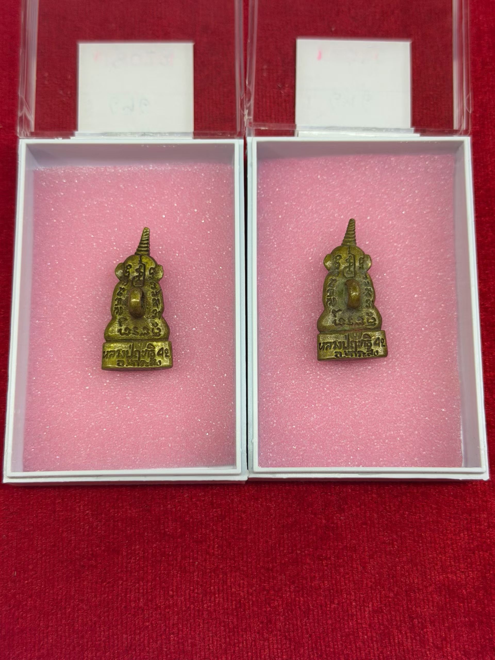 佛曆2542紅眼帕央成對正面展示，置於透明收藏盒內